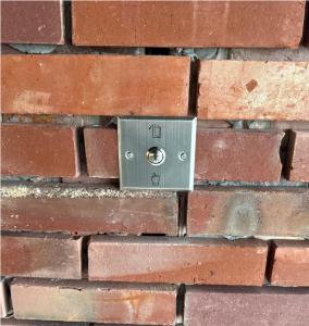 Interrupteur d'accès à un bâtiment