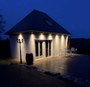 Éclairage d'une façade de maison
